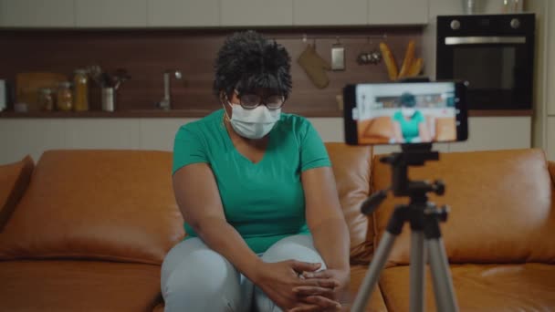 Sjuk senior kvinna i ansiktet mask streaming video online — Stockvideo