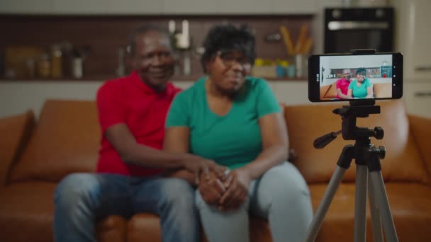 Äldre svarta par sänder vlog online — Stockvideo