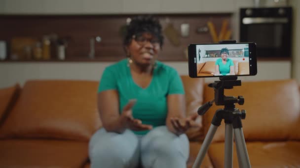 핸드폰으로 vlog 를 녹음하는 선임 여성 블로거 — 비디오