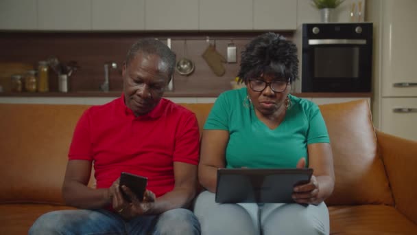 Senior couple africain en réseau avec des gadgets d'intérieur — Video