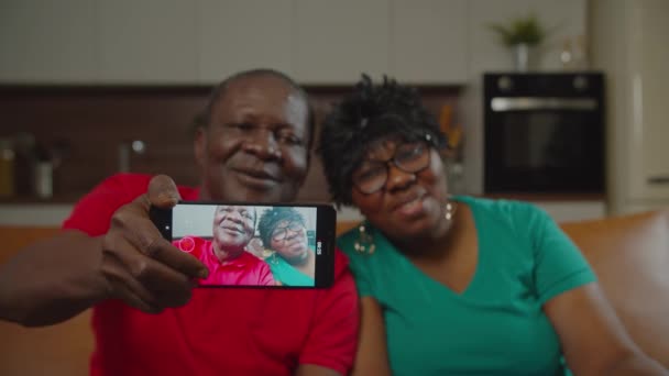 Couple africain senior faisant un appel vidéo à la maison — Video
