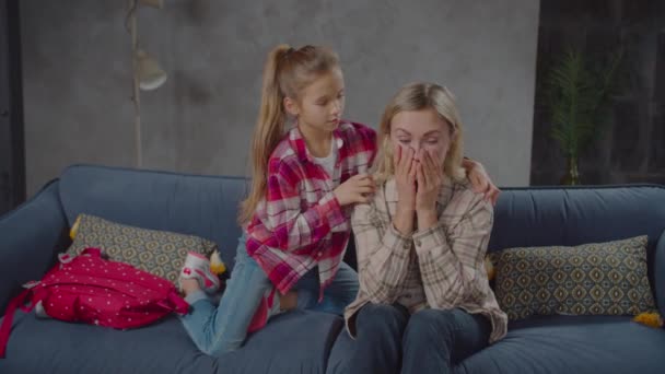 Önemseyen küçük bir kız endişeli annesini evde rahatlatıyor. — Stok video