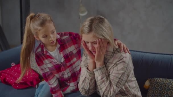 Loving daughter consoling upset mom on couch — Stock Video