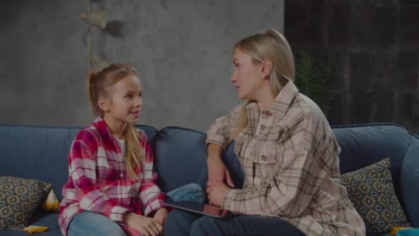 Beszélgetés csinos anya és lánya kötődés kanapén — Stock videók