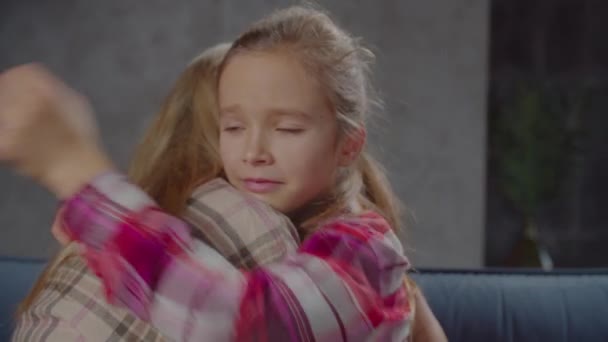 Llorando lindo preadolescente chica abrazando mamá en el interior — Vídeos de Stock
