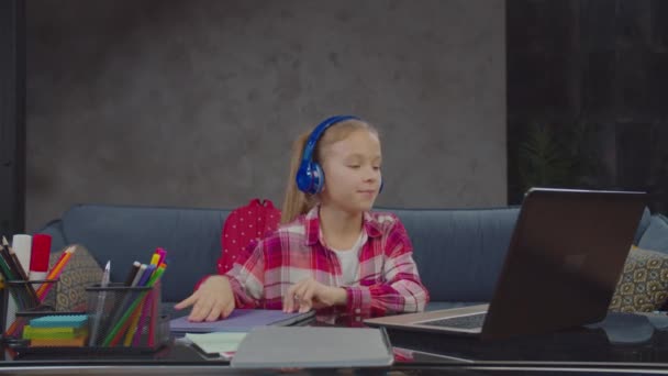Chytrý rozkošný školačka e-learning na notebooku doma — Stock video