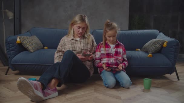 Beroende av mobiltelefoner familj phubbing hemma — Stockvideo