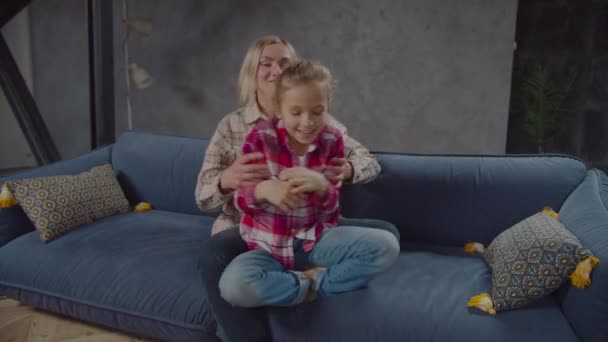 Alegre mamá y linda hija vinculación en el sofá — Vídeo de stock