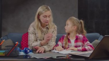 Anne ve kızı evde birlikte öğreniyorlar.