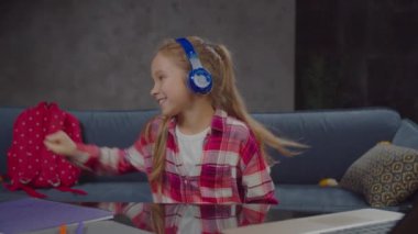Kulaklıklı, müzik dinleyen, tasasız, tatlı kız.