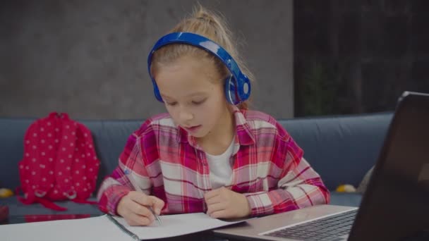 Carino studentessa facendo lezione online con il computer portatile — Video Stock