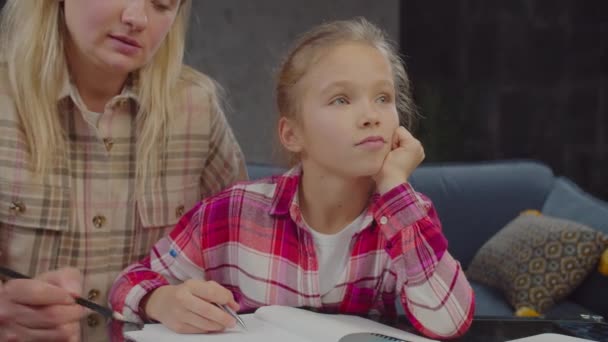 Portré lusta álmodozó iskolás lány unatkozik a tanulmány során — Stock videók