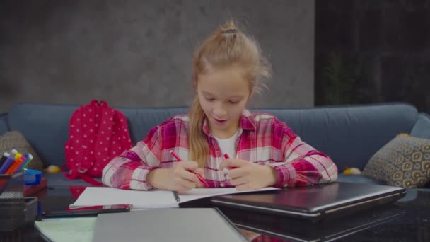 Túlterhelt iskolás lány elterelt online tanulmány — Stock videók