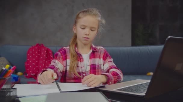 Bella studentessa stanca di fare i compiti in casa — Video Stock