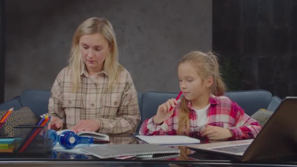Мати шокована дочками шкільних оцінок в приміщенні — стокове відео