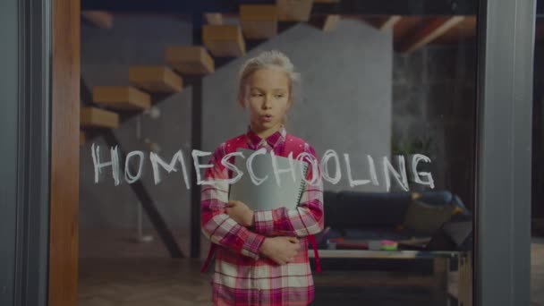 Разочарованная милая школьница, занимающаяся домашним обучением — стоковое видео