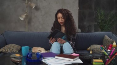 Çok çalışan iş kadını çevrimiçi rutin işlerden bıktı.