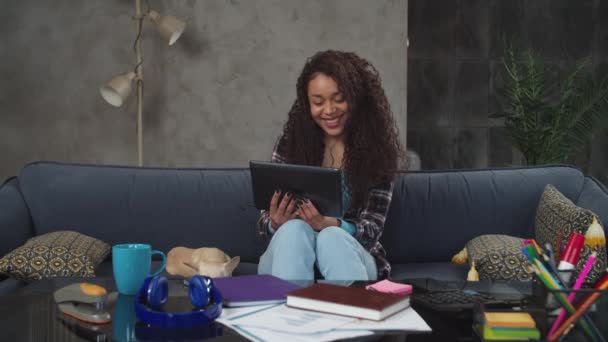 Zwart vrouw het uitvoeren van video conferentie thuis — Stockvideo