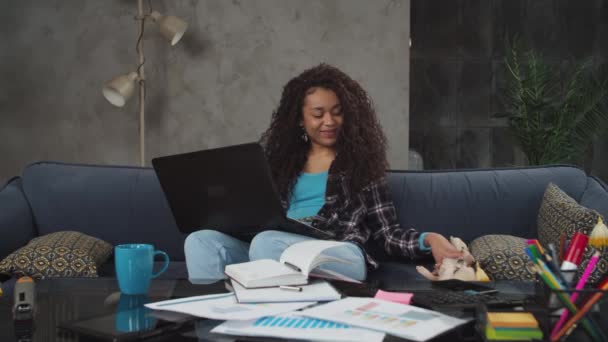 Zwart freelance vrouw werken op laptop thuis — Stockvideo