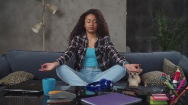 Rahatlamış kadın iş sırasında lotus duruşu üzerinde meditasyon yapıyor.