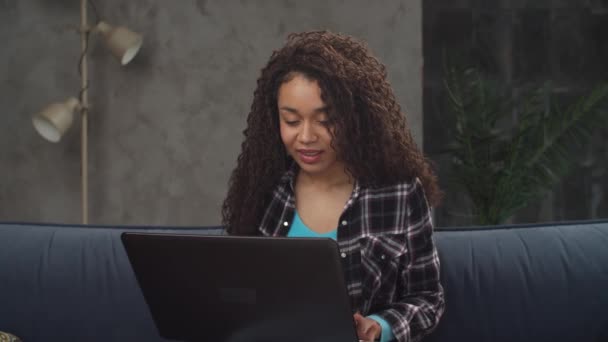 Retrato de mujer feliz charlando en línea en el ordenador portátil — Vídeo de stock