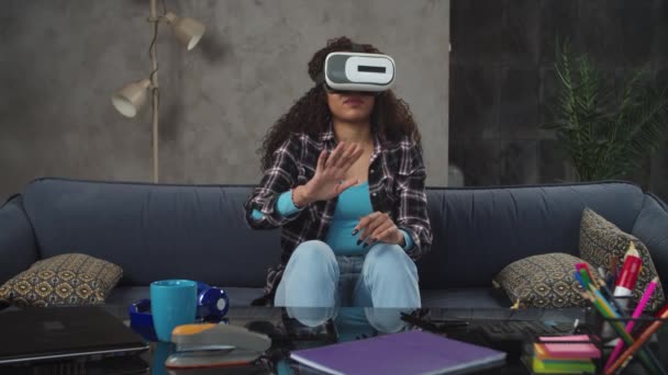 Женщина смешанной расы играет в виртуальную игру дома — стоковое видео