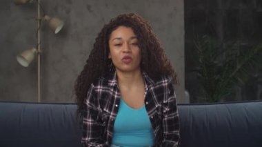 Kadın başvuru sahibi içeride iş görüşmesi yapıyor