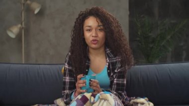 Afrika kökenli Amerikalı kadın gribi paylaşıyor.