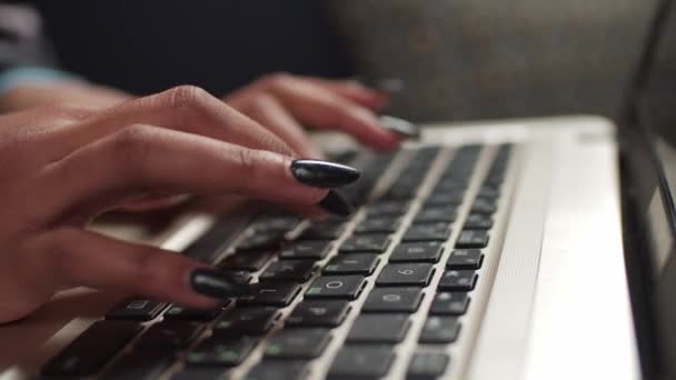 Mujeres manos presionando las teclas en el teclado portátil — Vídeos de Stock