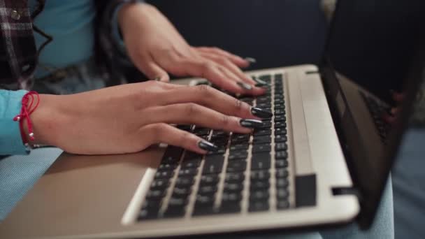 Mãos femininas digitando no teclado do laptop interior — Vídeo de Stock