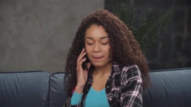 Yakışıklı siyahi kadın akıllı telefonda konuşuyor.