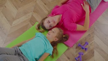 Annenin, eğitimden sonra rahatladığı portresi.