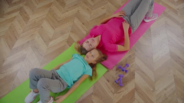 家庭运动后在瑜伽垫上放松的头像 — 图库视频影像