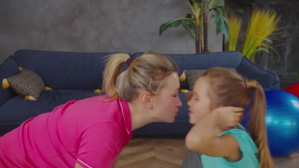 Портрет счастливой мамы и дочери, упражняющихся вместе — стоковое видео