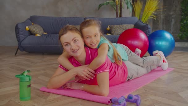 Portret van sportieve fit familie ontspannen na de training — Stockvideo