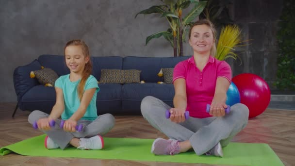 Famille travailler sur haltère biceps boucles à l'intérieur — Video