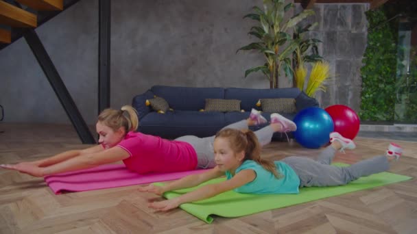 Actieve sportieve fitnessfamilie die binnen traint — Stockvideo