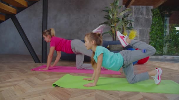 Aktywny fit córka i mama robi osioł kick ćwiczenia — Wideo stockowe