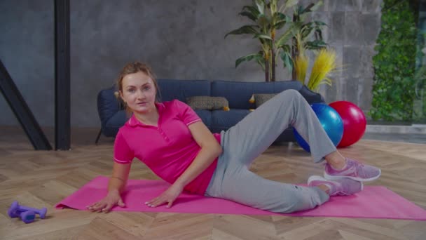 Ativo ajuste mulher bonita fazendo exercício perna clamshell — Vídeo de Stock