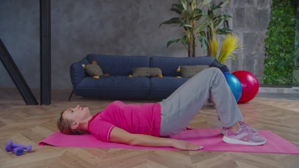 Αθλητική φυσική κατάσταση θηλυκό κάνει άσκηση γλουτών σωματικού βάρους — Αρχείο Βίντεο