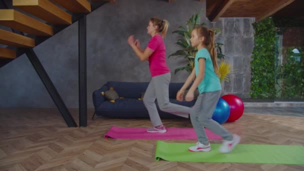 Active fitness family doing reverse lunges indoors — Stock Video