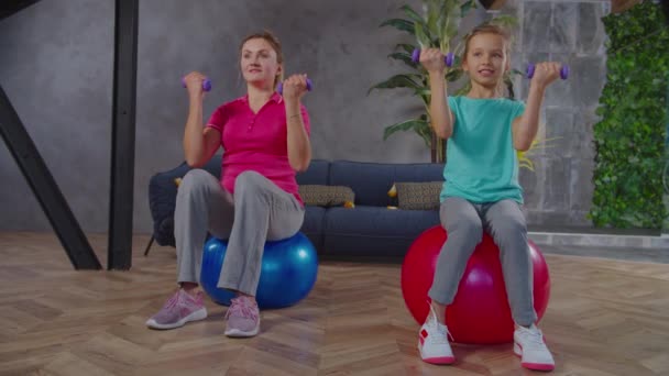 Actieve fit moeder en kind oefenen halter biceps krullen — Stockvideo