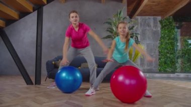Aile fitness topuyla yan çömelme egzersizi