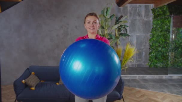 Αθλητική γυναίκα κάνει τη σταθερότητα μπάλα τιμόνι άσκηση — Αρχείο Βίντεο