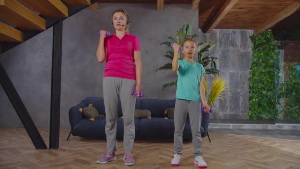 Wielozadaniowość zajęty fit mama i dziewczęca ćwiczenia w domu — Wideo stockowe