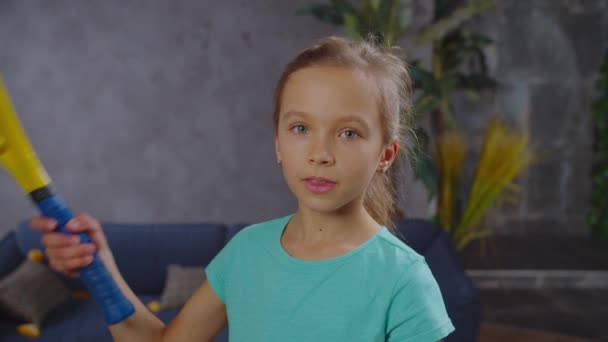 Retrato de niña linda con raqueta de tenis interior — Vídeos de Stock