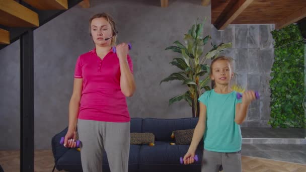 Přizpůsobit žena mluvit na telefonu během cvičení rutiny s dítětem — Stock video