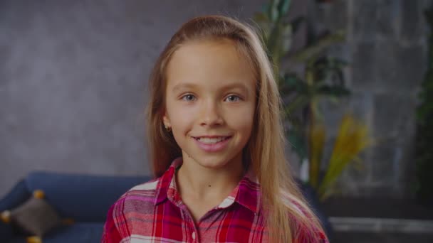 Portrét půvabné holčičky s překvapeným výrazem — Stock video