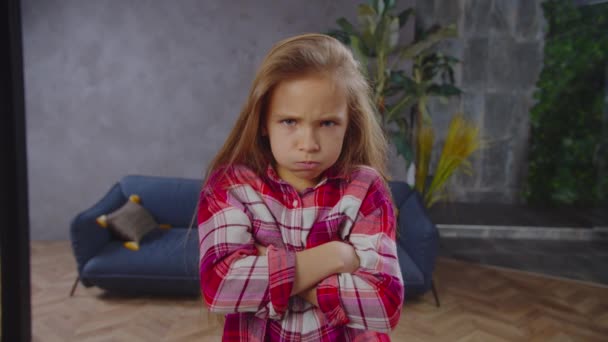 Geïrriteerde kleine meisje met armen gekruist pruilen — Stockvideo