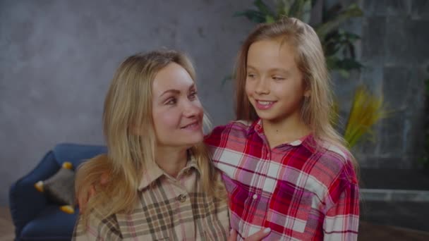 Портрет улыбающейся красивой мамы и дочери, обнимающей — стоковое видео